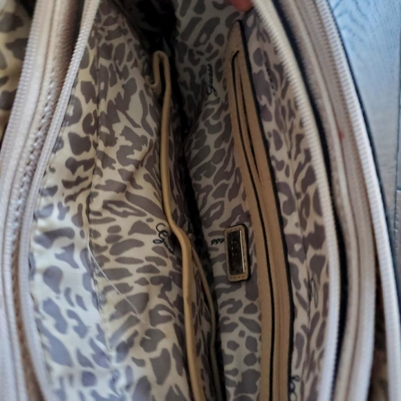 Guess - Picture 11 of 16